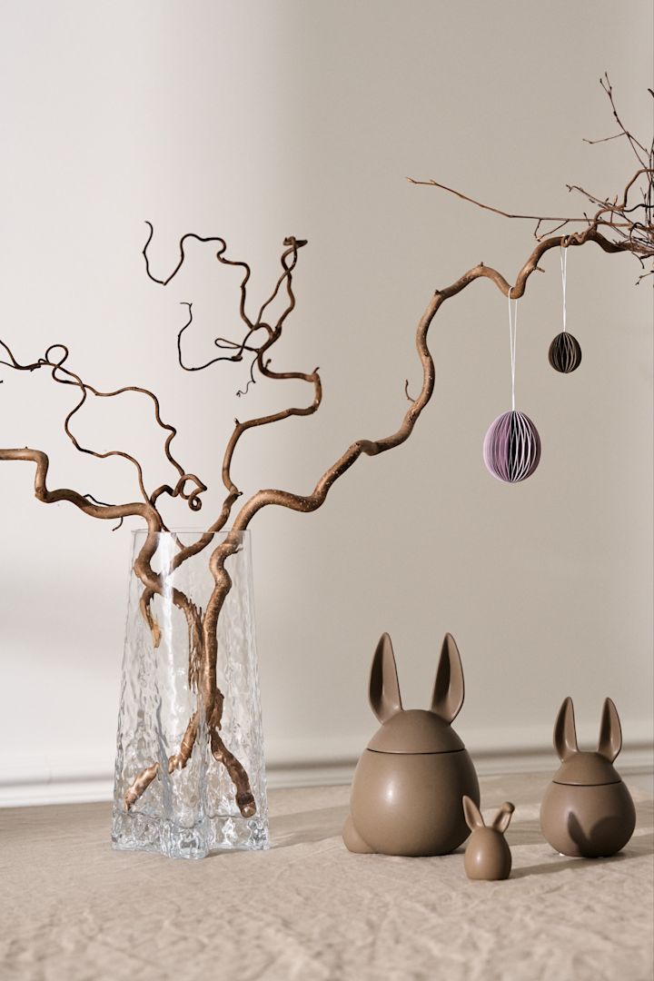 Sådan laver du et påsketræ - her ses Hein Studio-vasen med en samling DBKD-kaniner i chokoladebrun med papiræggene, der også er fra DBKD. 