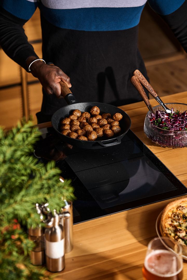 At lave noget typisk skandinavisk mad bør helt sikkert være på din vinterliste. Her kan du se en mand, der steger Köttbullar i Norden-panden fra Fiskars.