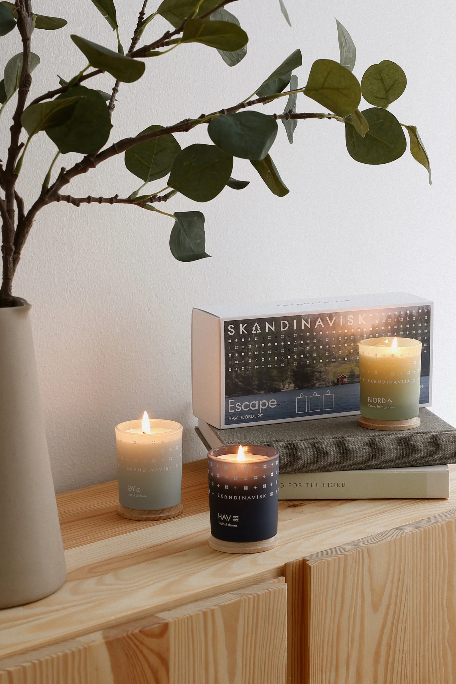 Gaver til mors dag: Det tredelte Escape gavesæt fra Skandinavisk er her vist stående dekorativt på en trækommode.