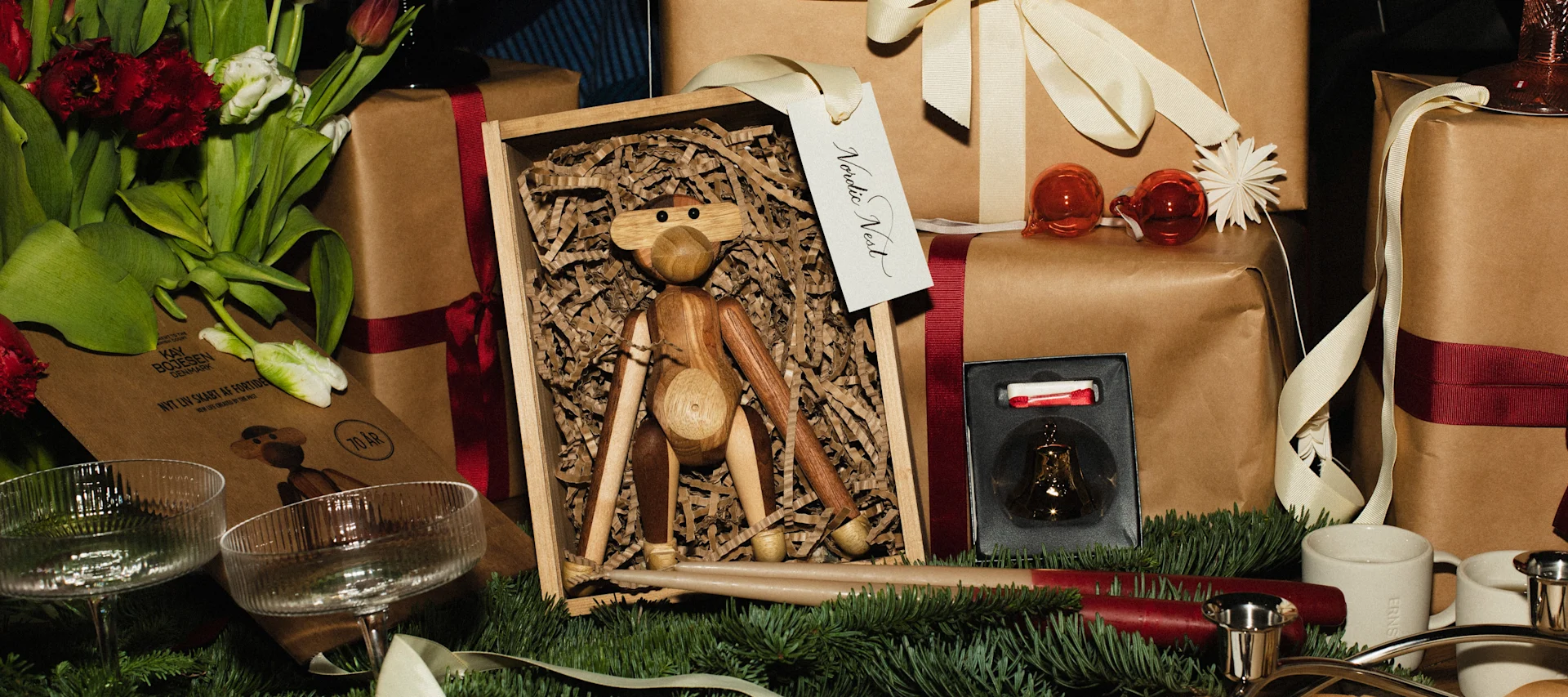 Julegaveideer til mor, far, søskende og andre kære. Her Kay Bojesens abe i træ.