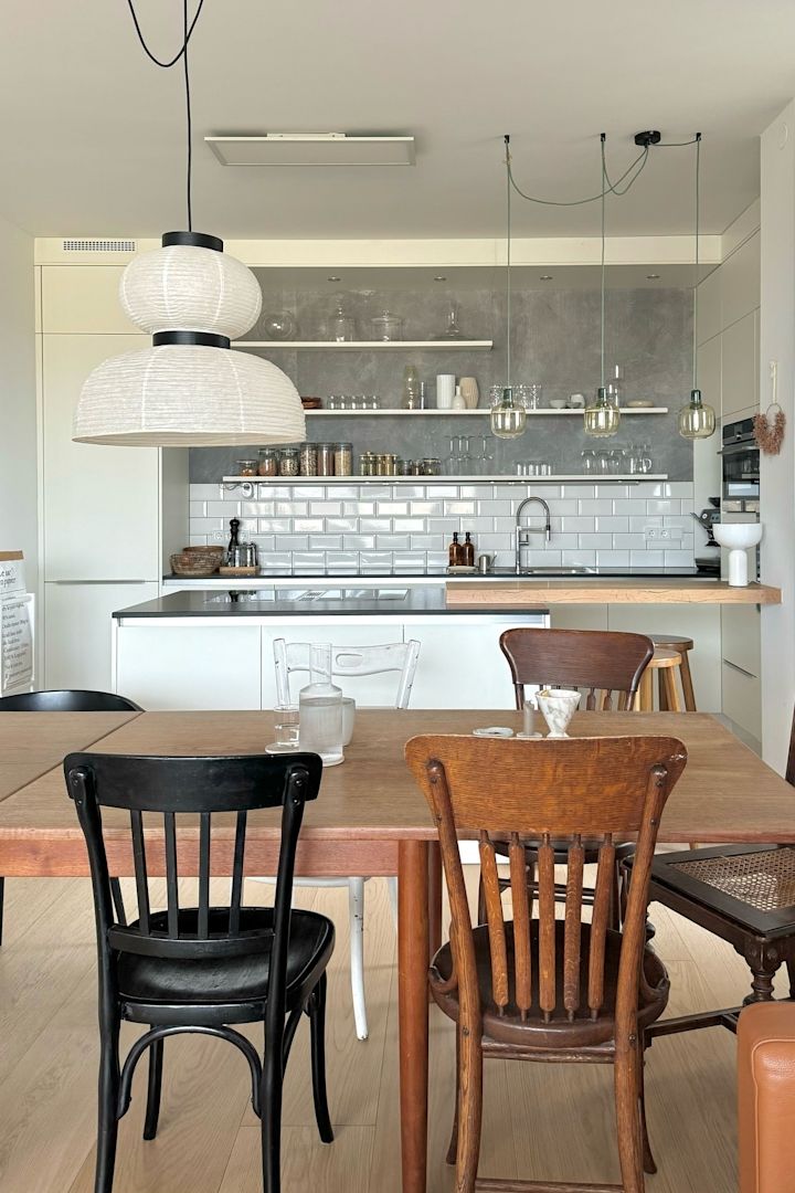 Oplys dit køkken med forskellige lamper, for eksempel giver Formakami pendlen fra &tradition over spisebordet i @anno_living's hjem et behageligt lys.
