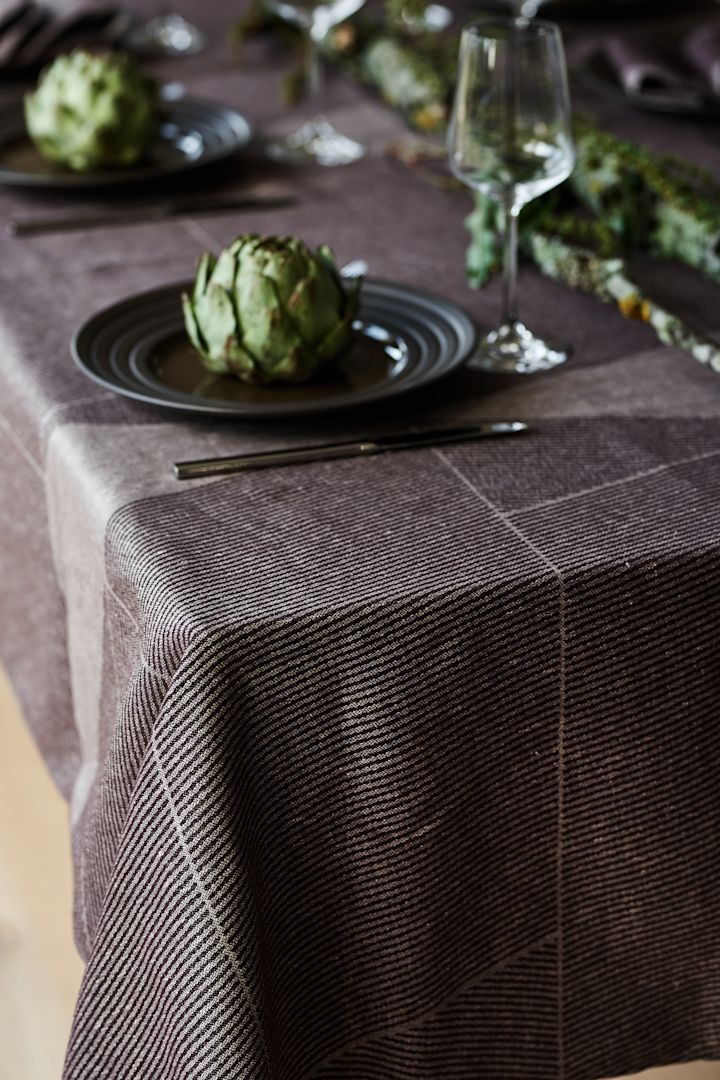 En brun dug fra NJRD med de brune Lines tallerkener også fra NJRD på en elegant og rustik borddækning.