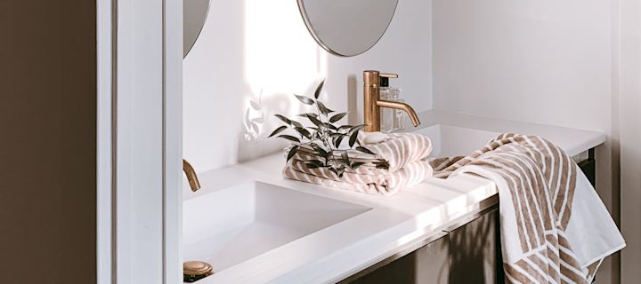 Indret dit badeværelse som et spa for afslappende stunder med beige håndklæder fra NJRD. @arkihem.