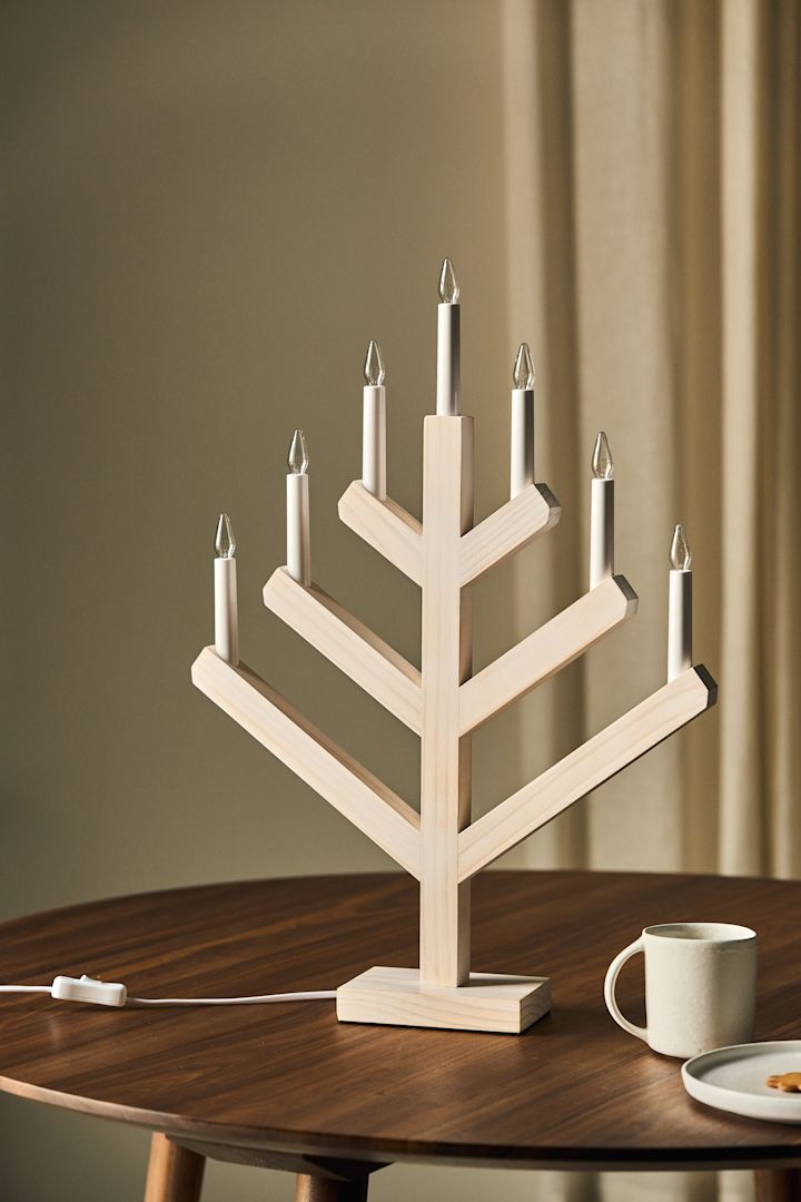 Lad dig inspirere af stilfulde adventsstager til jul: Her kan du se den stilfulde og enkle adventsstage i fyrretræ fra Scandi Living.