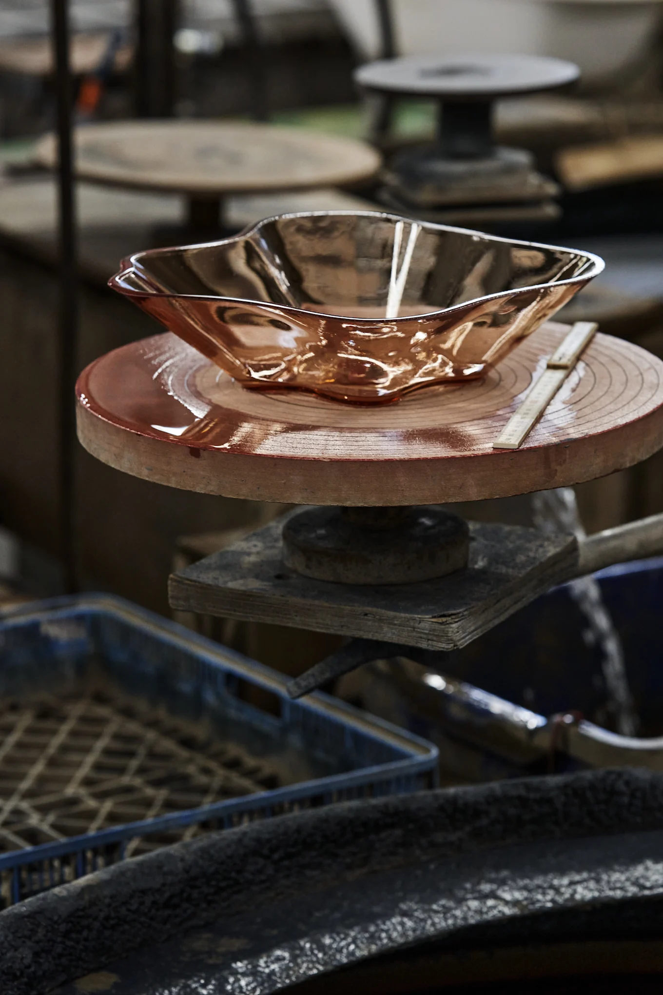 En Alvar Aalto skål fra Iittala i farven hør.