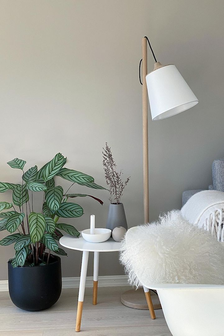Klassisk skandinavisk indretningsstil hos Instagram-profilen @bythun med skulpturer fra Cooee Design og Carl-Johan-lampen fra Olsson & Jenssen. 