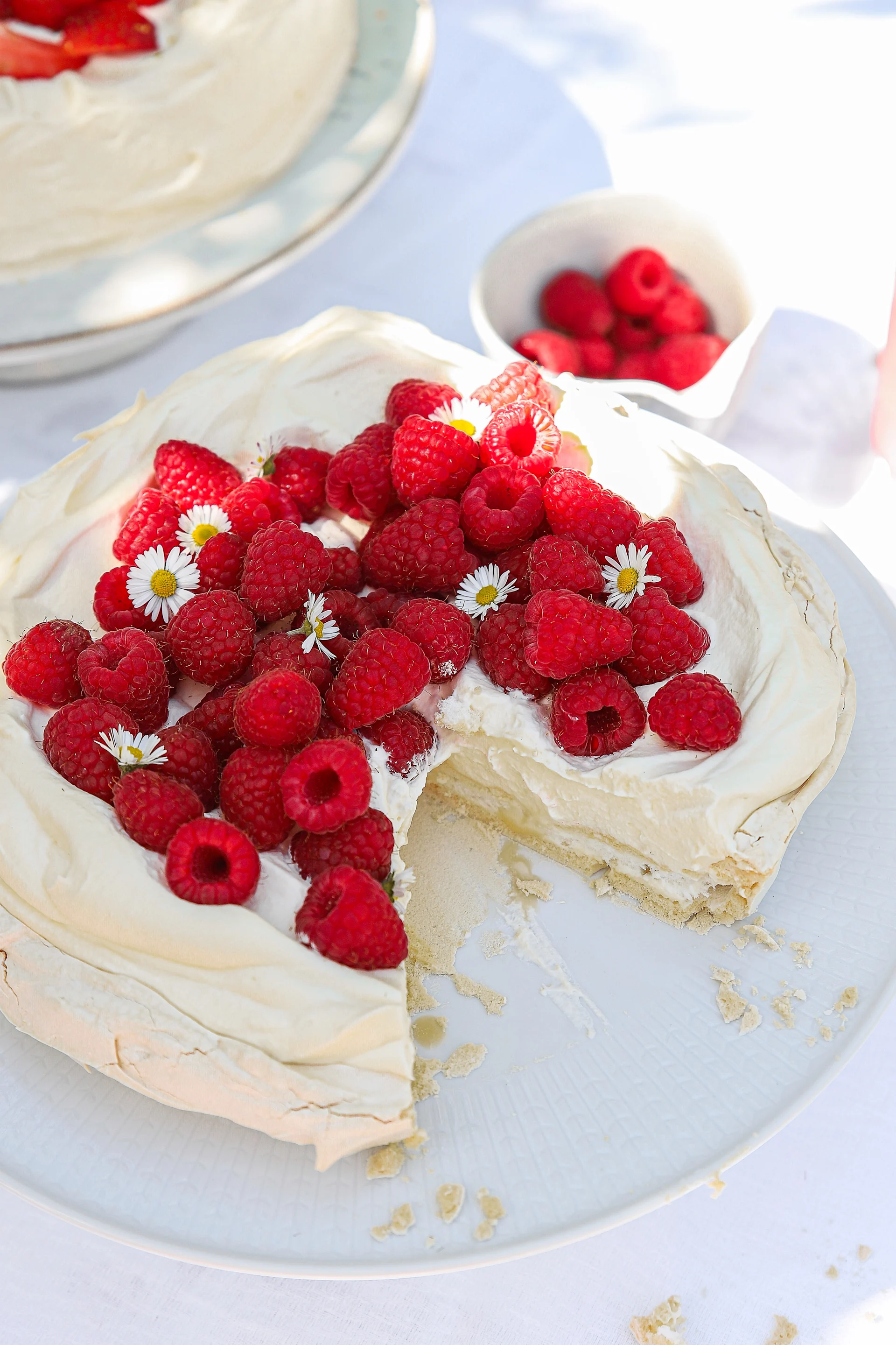 Her ses en fin kage dekoreret med friske hindbær.