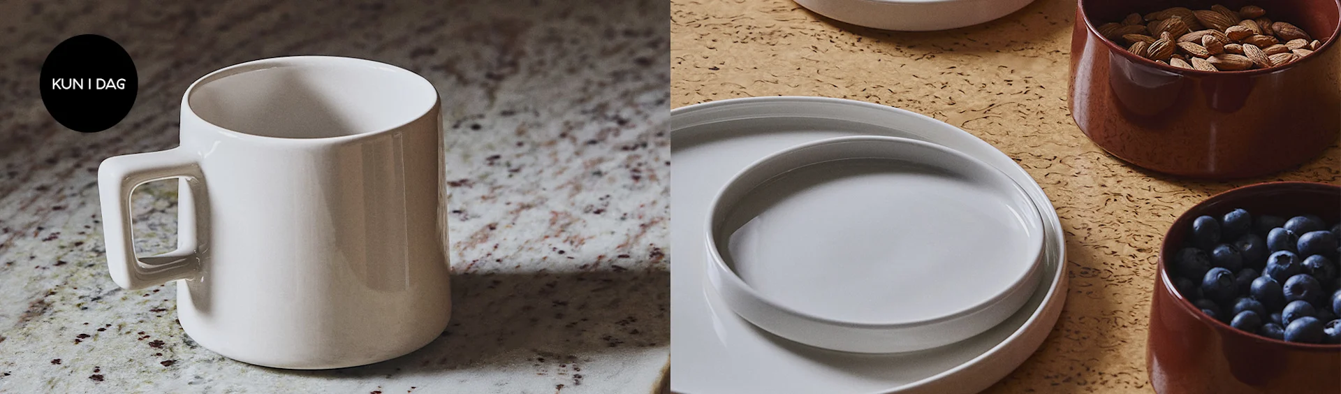 Hvidt krus på spættet bord. Til højre, hvide tallerkener og skåle med mandler og blåbær på kork. 'KUN I DAG' mærke.