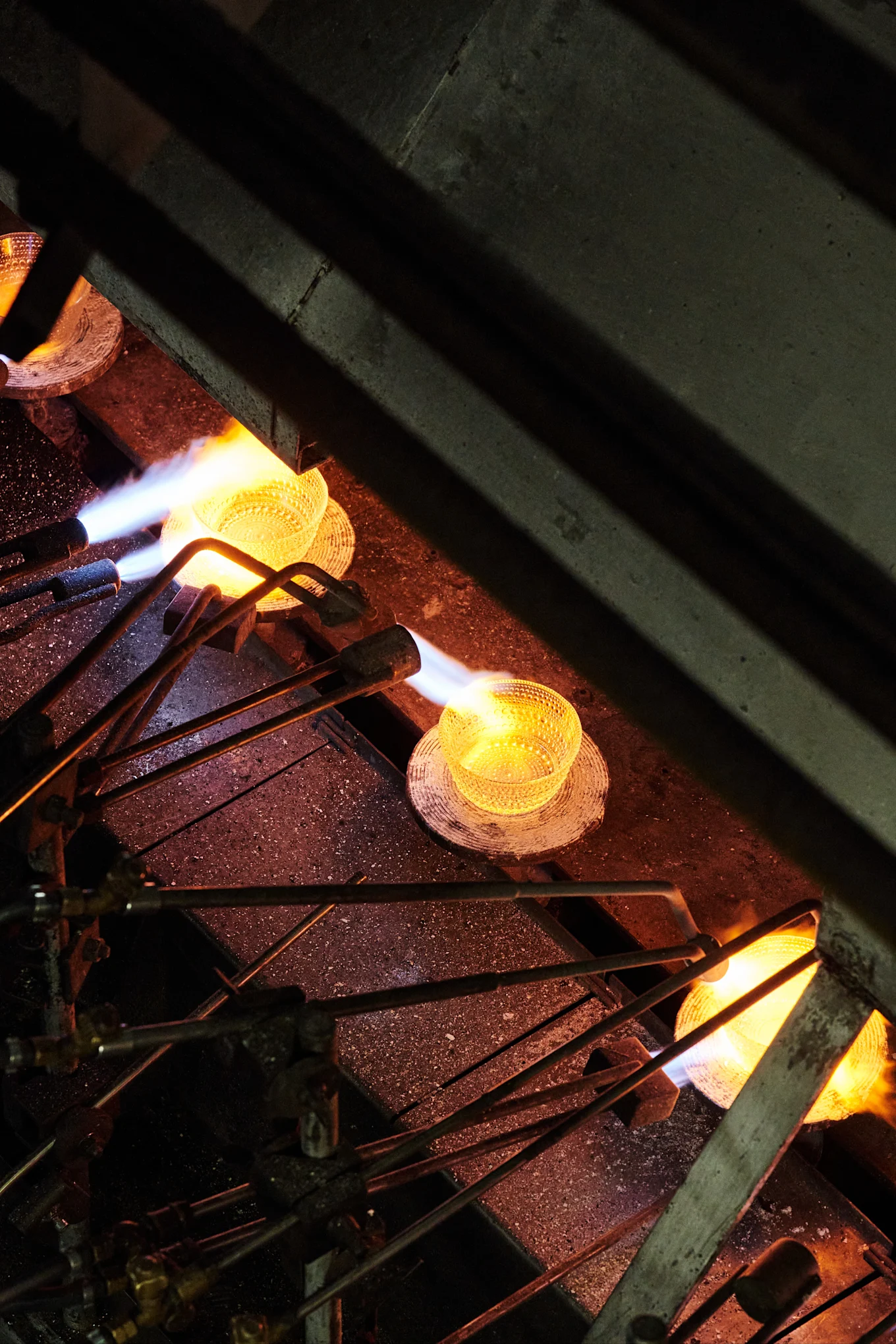 Kastehelmi skåle produceres i Iittalas glasfabrik i Finland.