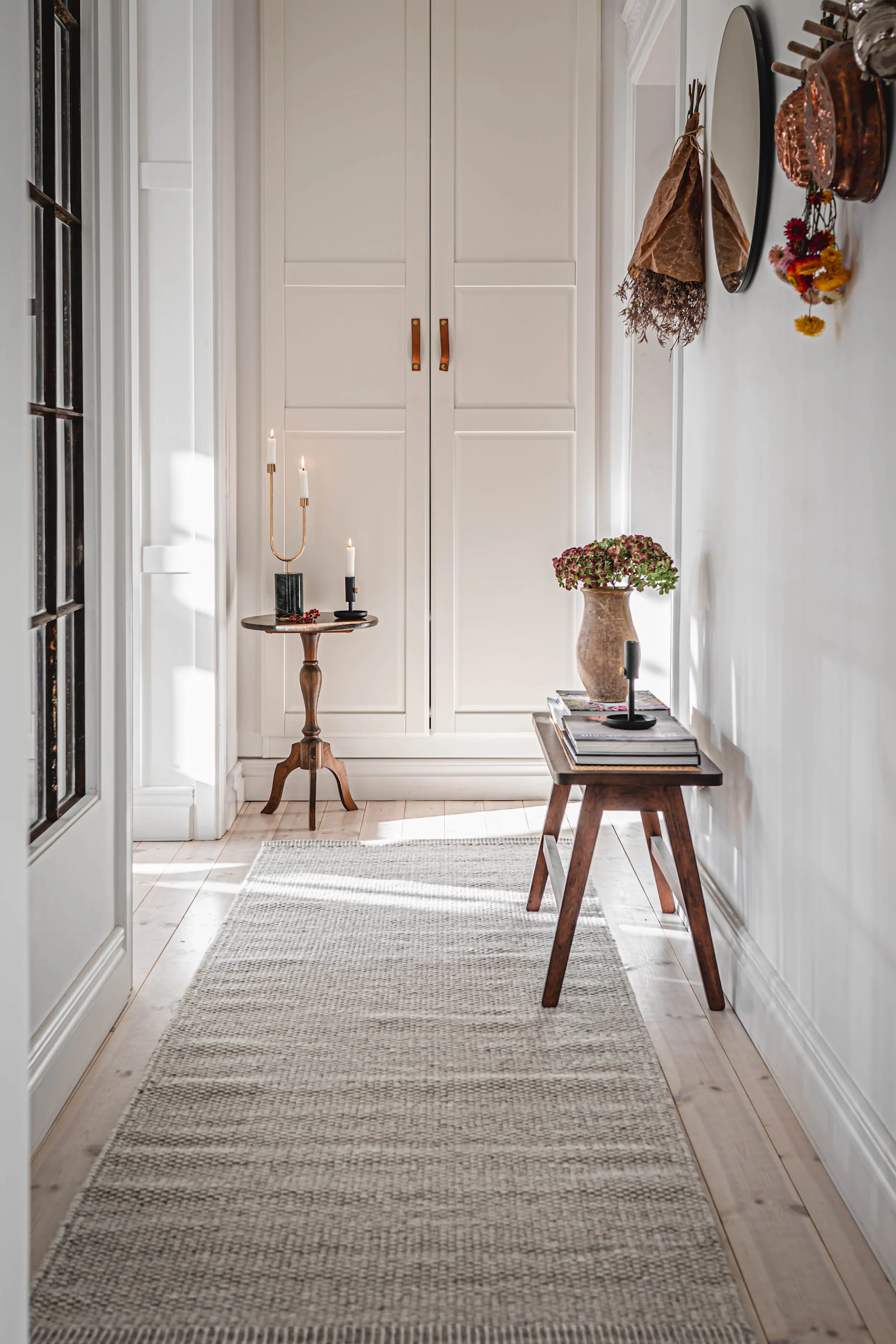 Hvordan dekorere du en lille entré - inspiration fra @hannesmauritzson hvor et langt smalt tæppe fra Scandi Living skaber et rum og giver en hyggelig fornemmelse.