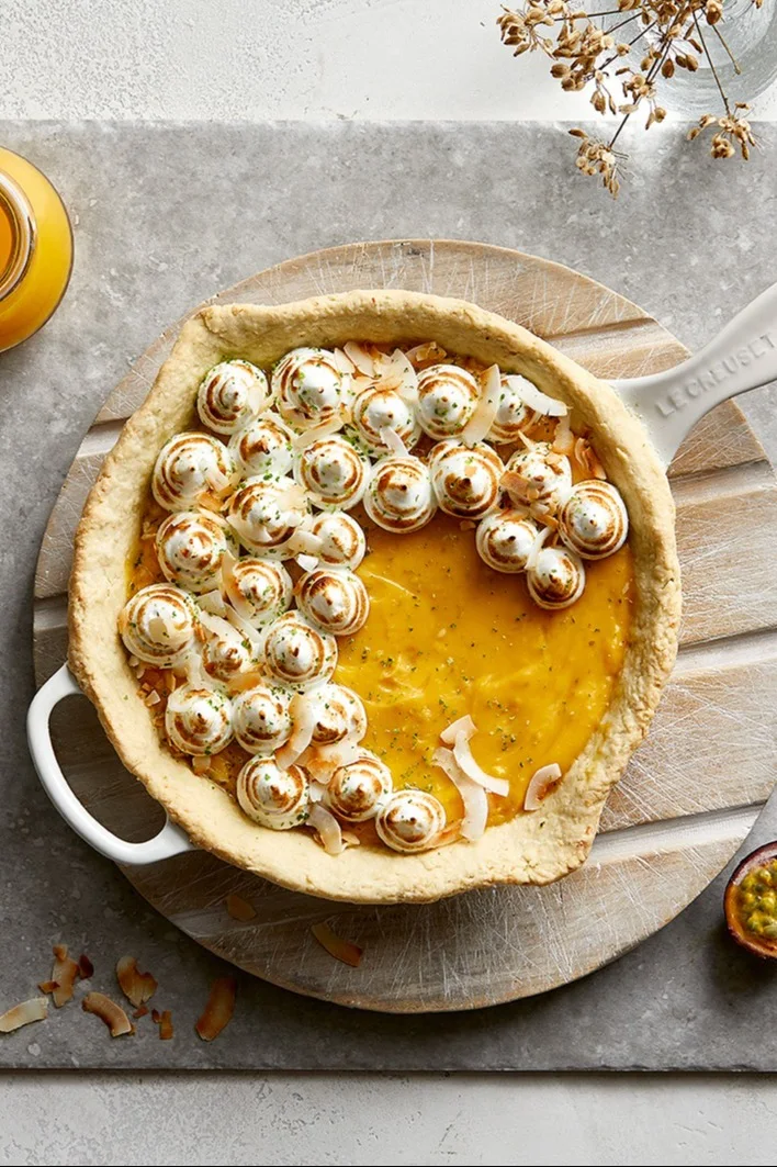 En flot tærte blev tilberedt i den hvide støbejernspande fra Le Creuset.