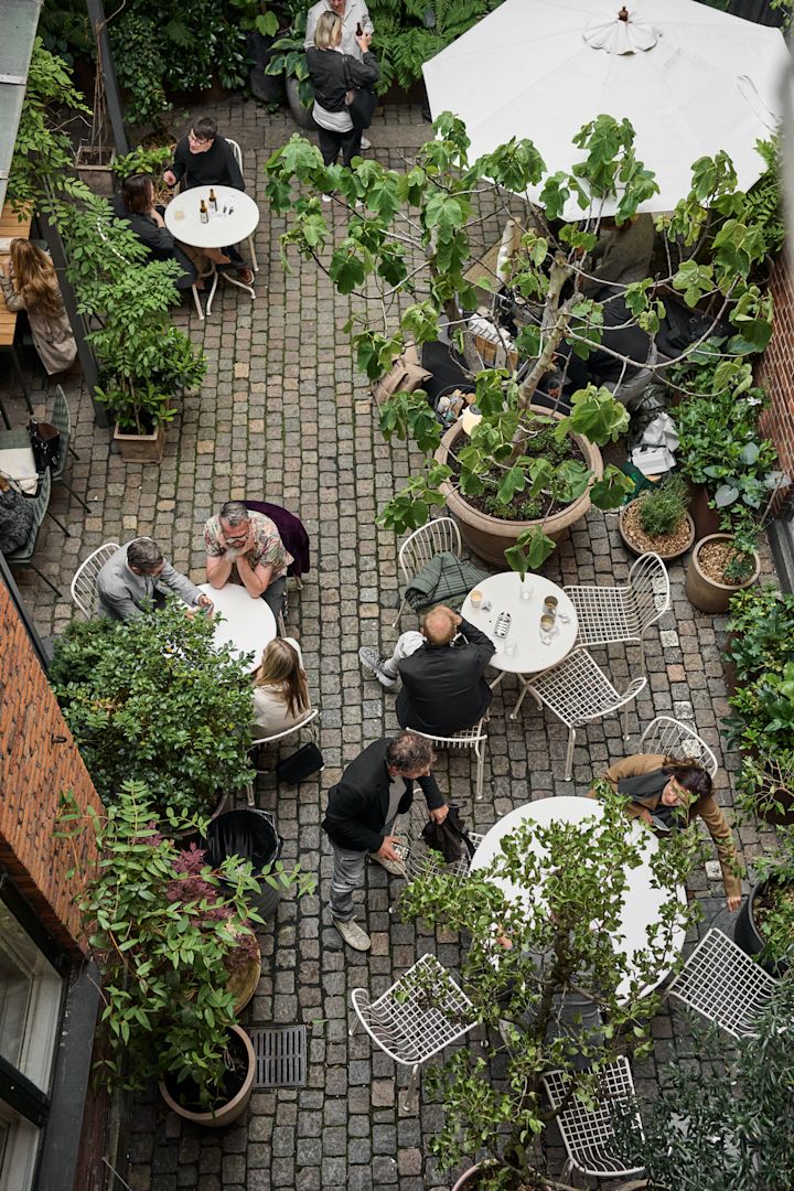Stop for at få en bid mad på din byvandring i København. Her ser du et billede af Lille Petra-cafeen i &Traditions showroom set fra oven.