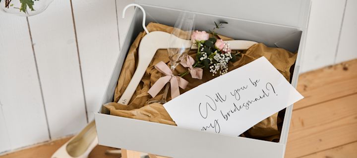 Hav nogle af disse unikke bryllupsidéer med til din store dag som en personaliseret brudepigekasse i en opbevaringskasse med sådan som bøjle til kjolen og et champagneglas.