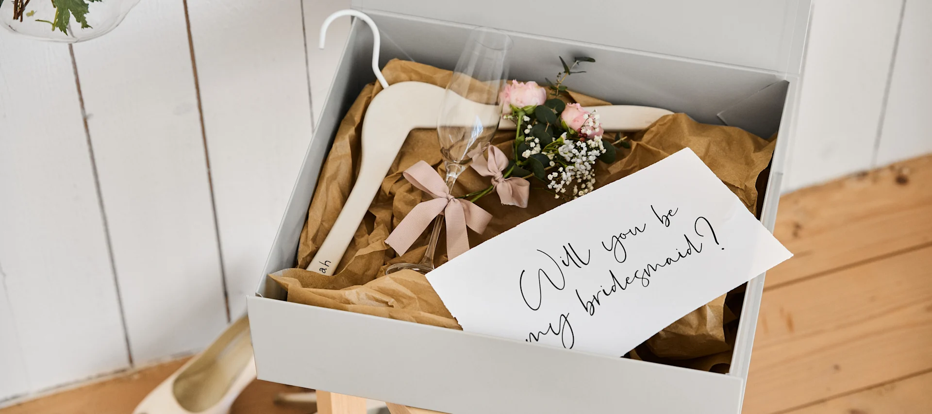 Hav nogle af disse unikke bryllupsidéer med til din store dag som en personaliseret brudepigekasse i en opbevaringskasse med sådan som bøjle til kjolen og et champagneglas.