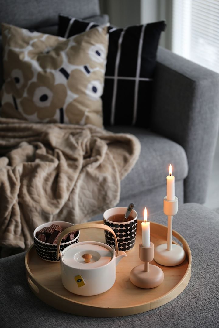 Skab en hyggelig stue og inviter dine venner til kaffe hos dig. Nyd en kop te fra Audo Copenhagen Kettle tekande.