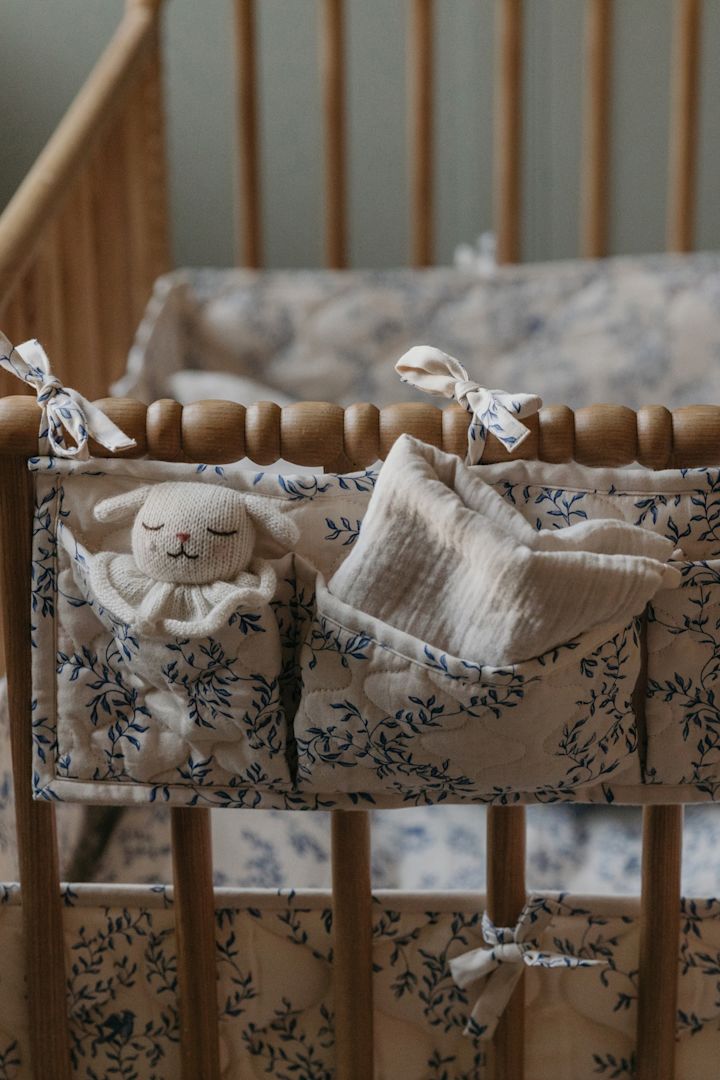 Fauna Forest-sengetasken fra Garbo&Friends sættes fast på tremmesengen og opbevarer stilfuldt alt hvad forældre har brug for inden for rækkevidde, hvilket gør den til en fremragende gave til babyshower.