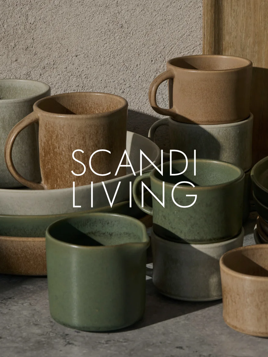 Samling af jordfarvede keramikkrus og -fade, nogle stablet, med teksten 'SCANDI LIVING'.