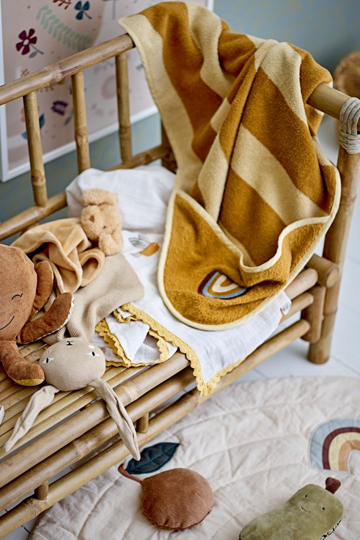 Et badehåndklæde med hætte beskytter ikke kun kroppen, men også barnets hoved mod nedkøling. Det gør Agnes-badehåndklædet med hætte fra Bloomingville til en betænksom gave til babyshower.