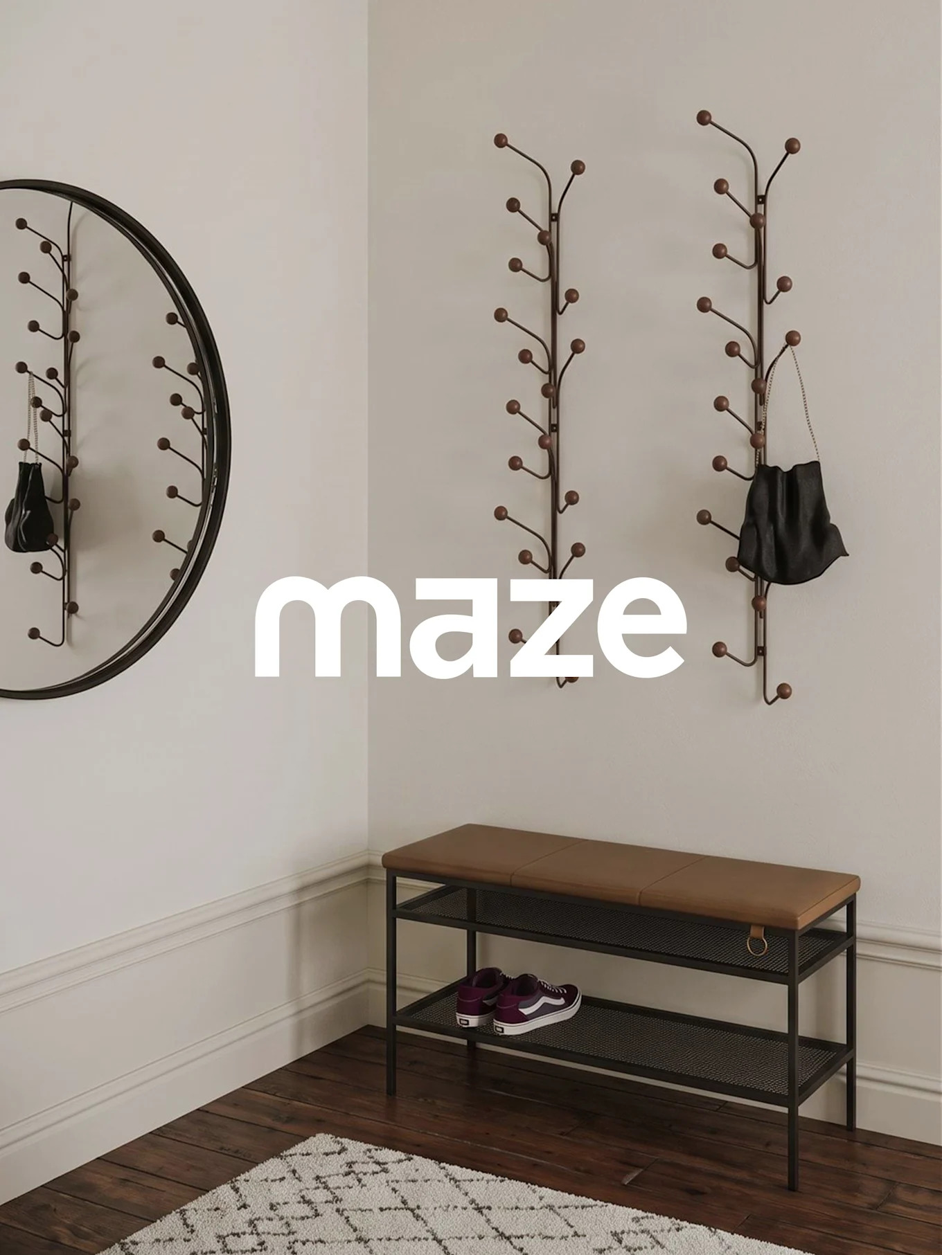 En entré med MAZE-logo. Den har to vægmonterede knagerækker, et rundt spejl, en bænk med brun hynde og sneakers.