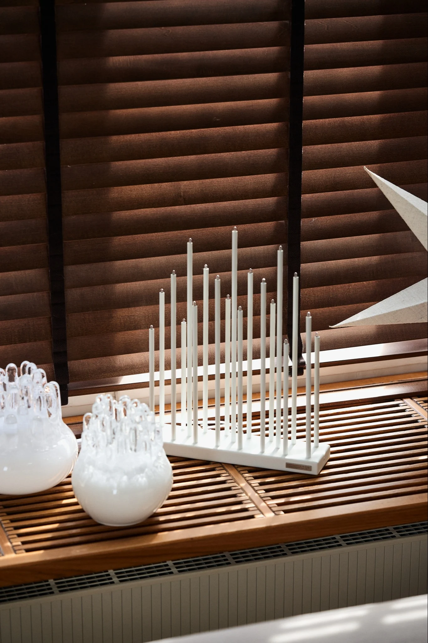 Sådan pynter du op med traditionelt skandinavisk julepynt - Elflugans originale adventslys fra Elflugan er et meget populært lys at sætte i vinduet i den skandinaviske vinter.