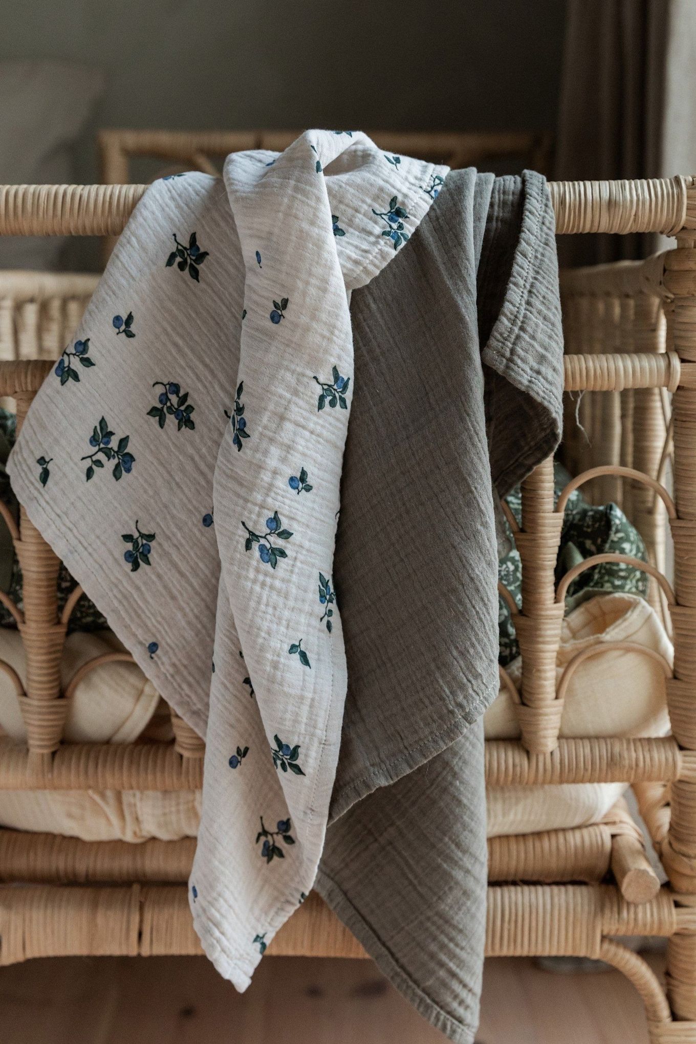 Blueberry Muslin kludene fra Garbo&Friends, som her hænger over et sengegærde, er ikke kun velegnede som hyggetæppe, men også som bøvseklud hvilket gør dem til en praktisk gave til et babyshower.