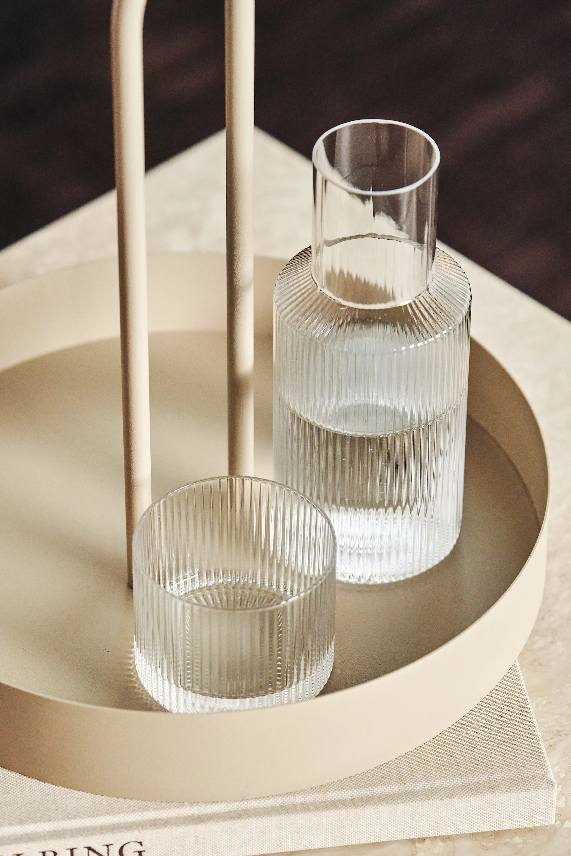 Ripple glas og karaffel på et Grib Tray bakken fra Ferm Living. 