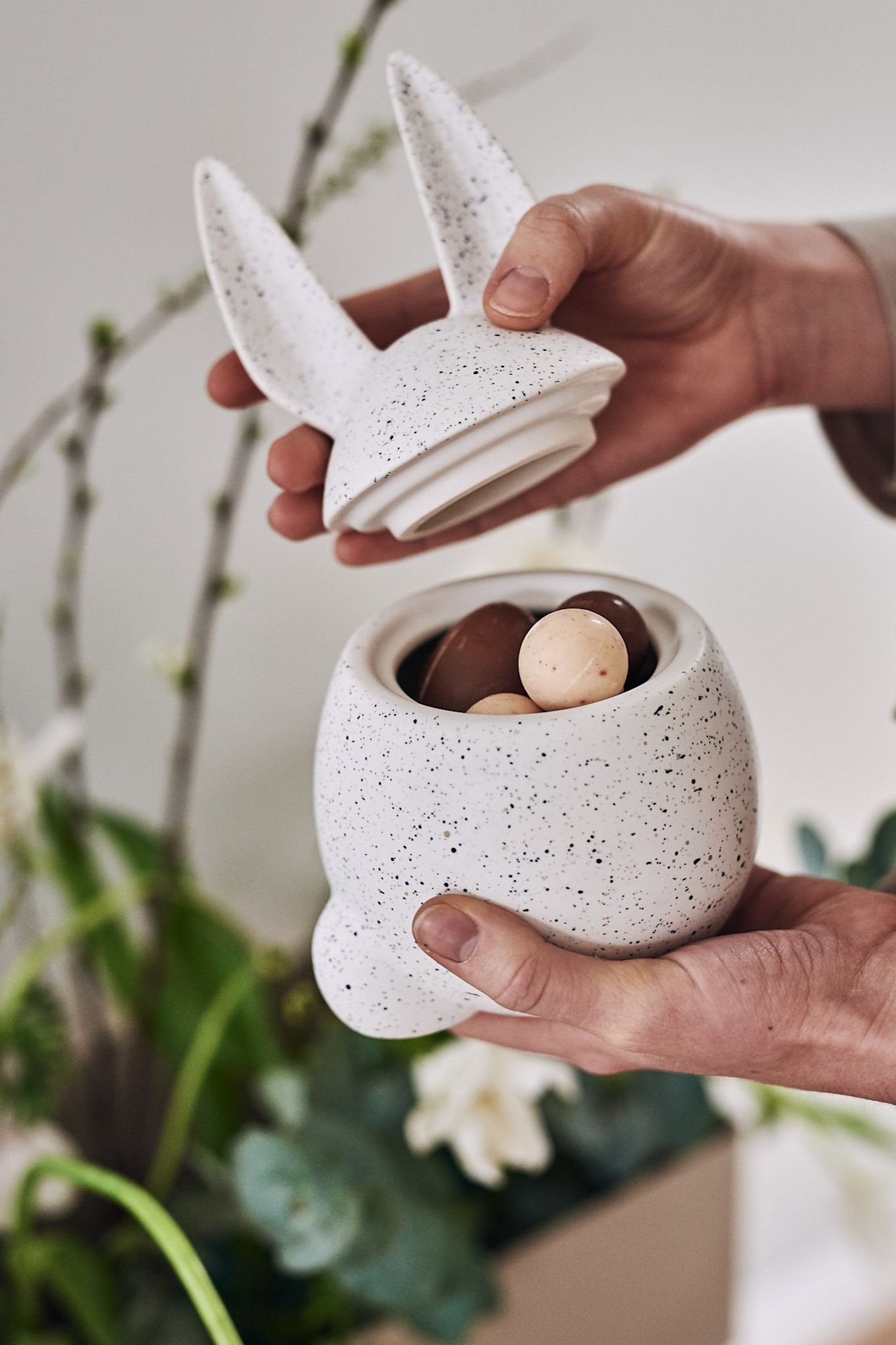 Stilfuld påskepynt fra DBKD i form af Eating Rabbit-skålen fyldt med chokoladepåskeæg. 