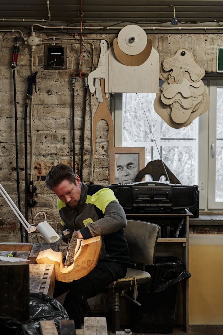 I Iittalas glasfabric slibes og snittes der træformer til at skabe Alvar Aalto vasen.