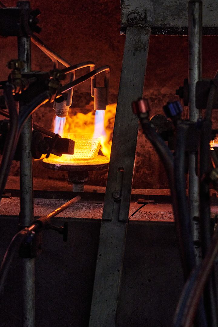 En Kastehemi skål fra Iittala brændes i en ovn i Iittala glasfabrik i Finland.