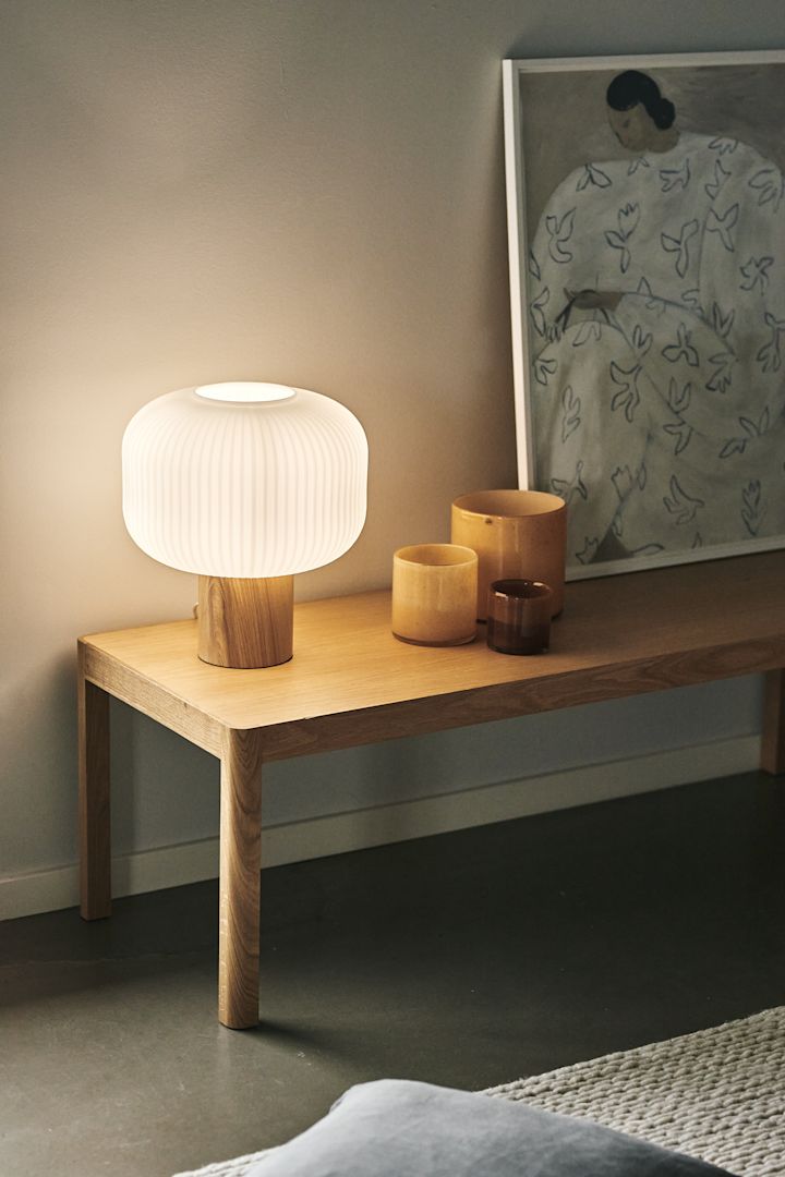 Skab en hyggelig stue med lamper med blødt skær som Fair bordlampen fra Scandi Living.
