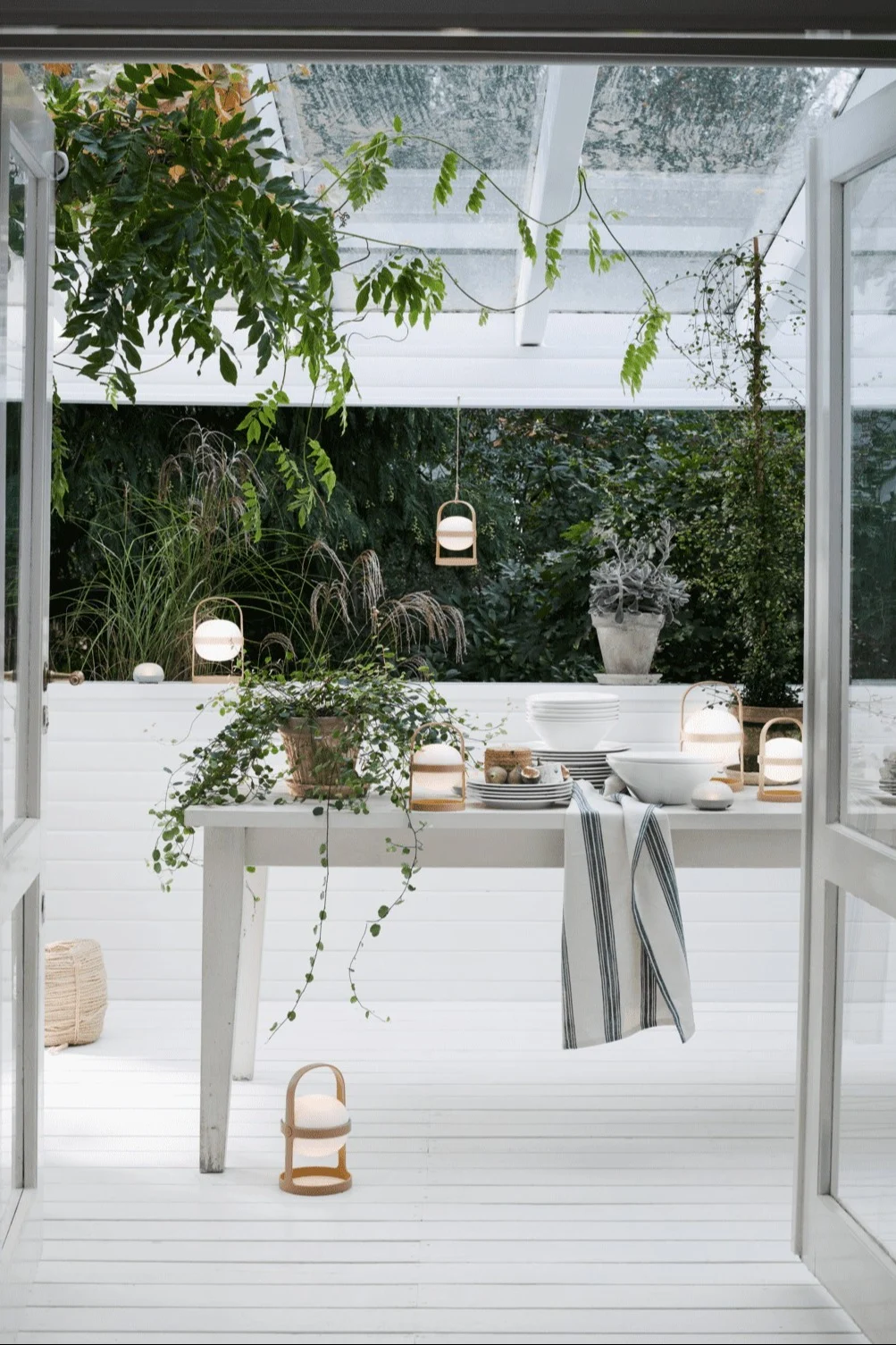 Brug solcellelampen Soft Spot fra Rosendahl, som fås i forskellige størrelser og farver, til at oplyse din terrasse ved at placere lamperne på jorden eller hænge dem ned fra loftet.