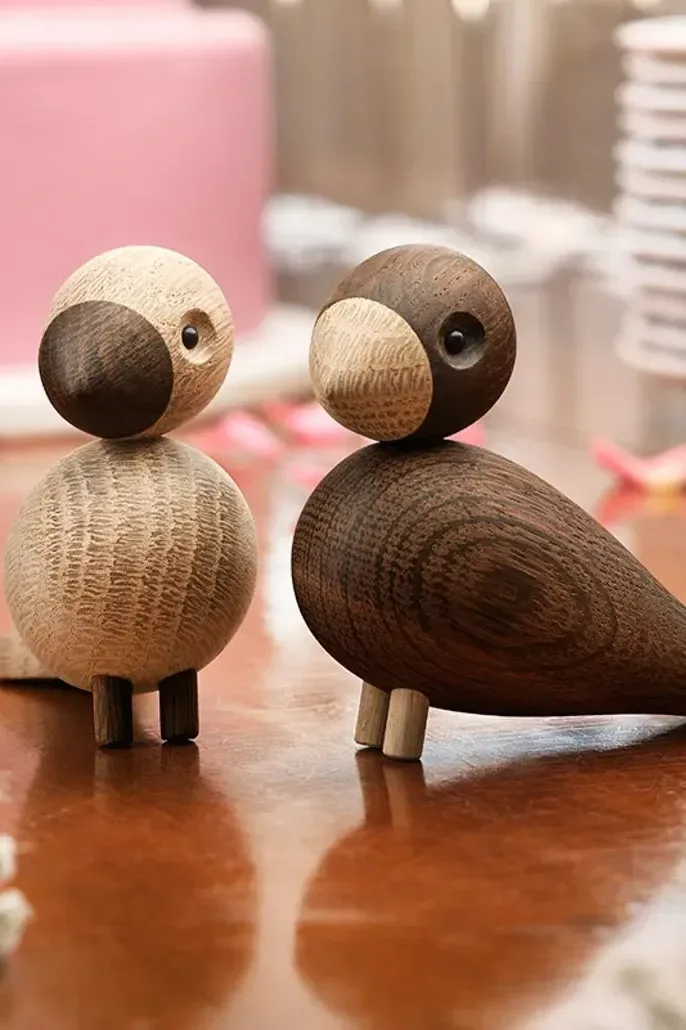 Kay Bojesen dekorationsfugle Love Birds er et perfekt eksempel på en tidløs designgave at give i bryllupsgave.