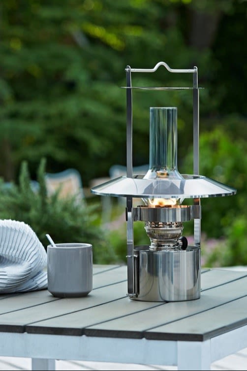 Lanterner og lygter til udendørs brug - her ses den 43 cm store Stelton skibslampe, som er lavet af rustfrit stål og kører på lampeolie.