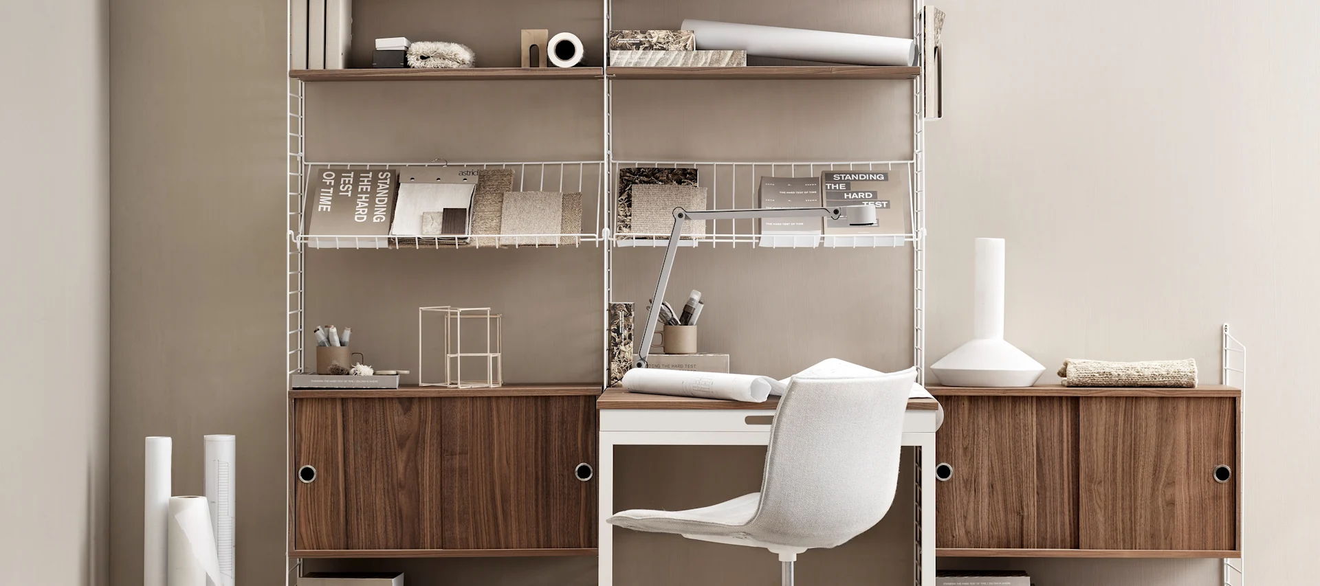 String hyldesystem ses her på et kontor hvor der er brugt flere forskellige typer hylder for det optimale hylde system.