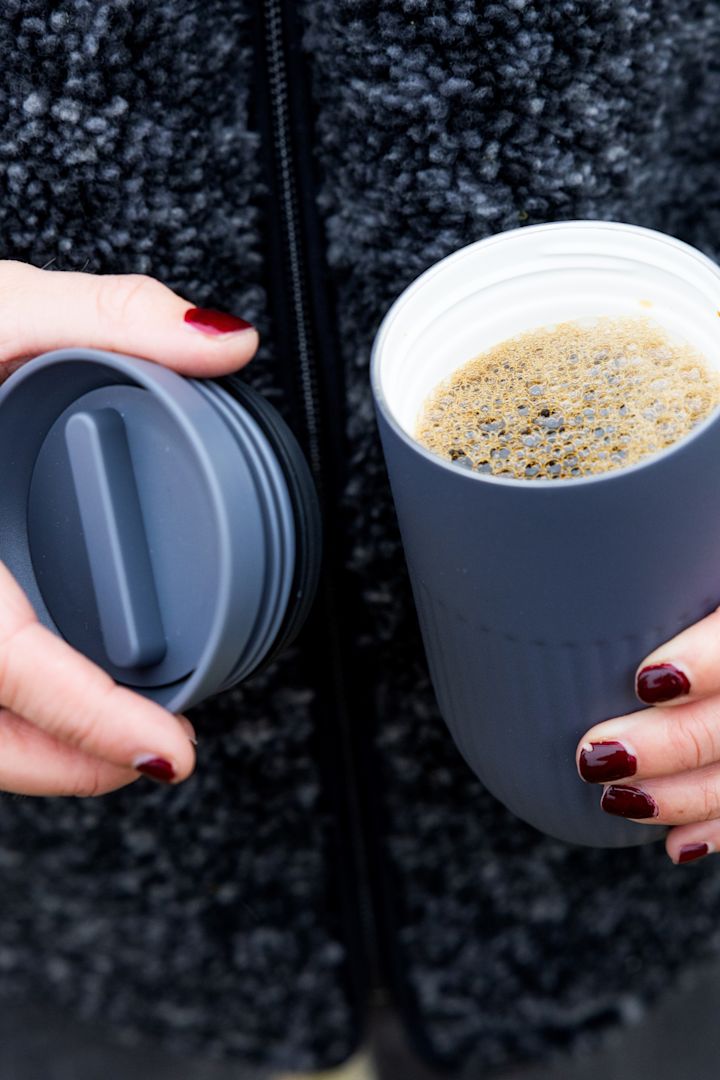 Mors dag-gaver behøver ikke at være fancy. Kan din mor lide at drikke kaffe på farten? Så giv hende et termokrus fra Sagaforms Tova-kollektion, her i blå.