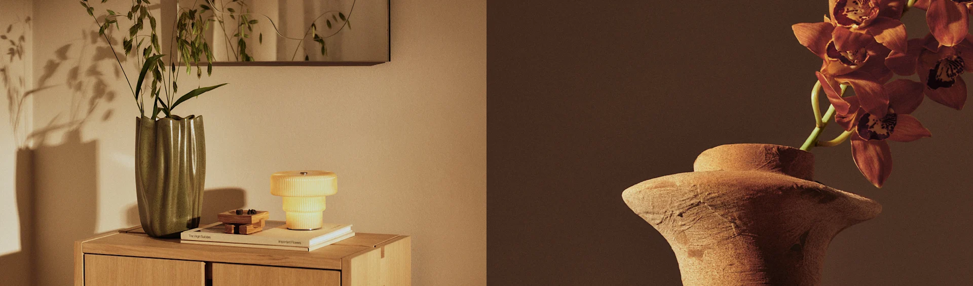 To vaser viser planter, en grøn vase med løv på et skab ved siden af en gul lampe, og en terrakottavase med orange orkideer.