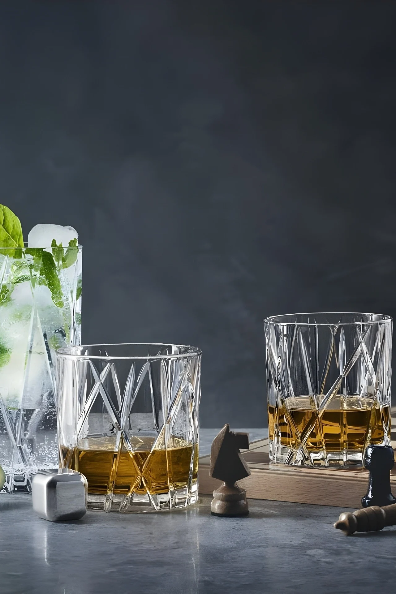 Hvis din far elsker whisky, kan du give ham City whiskyglas og et par whiskysten fra Orrefors i fars dags gave.