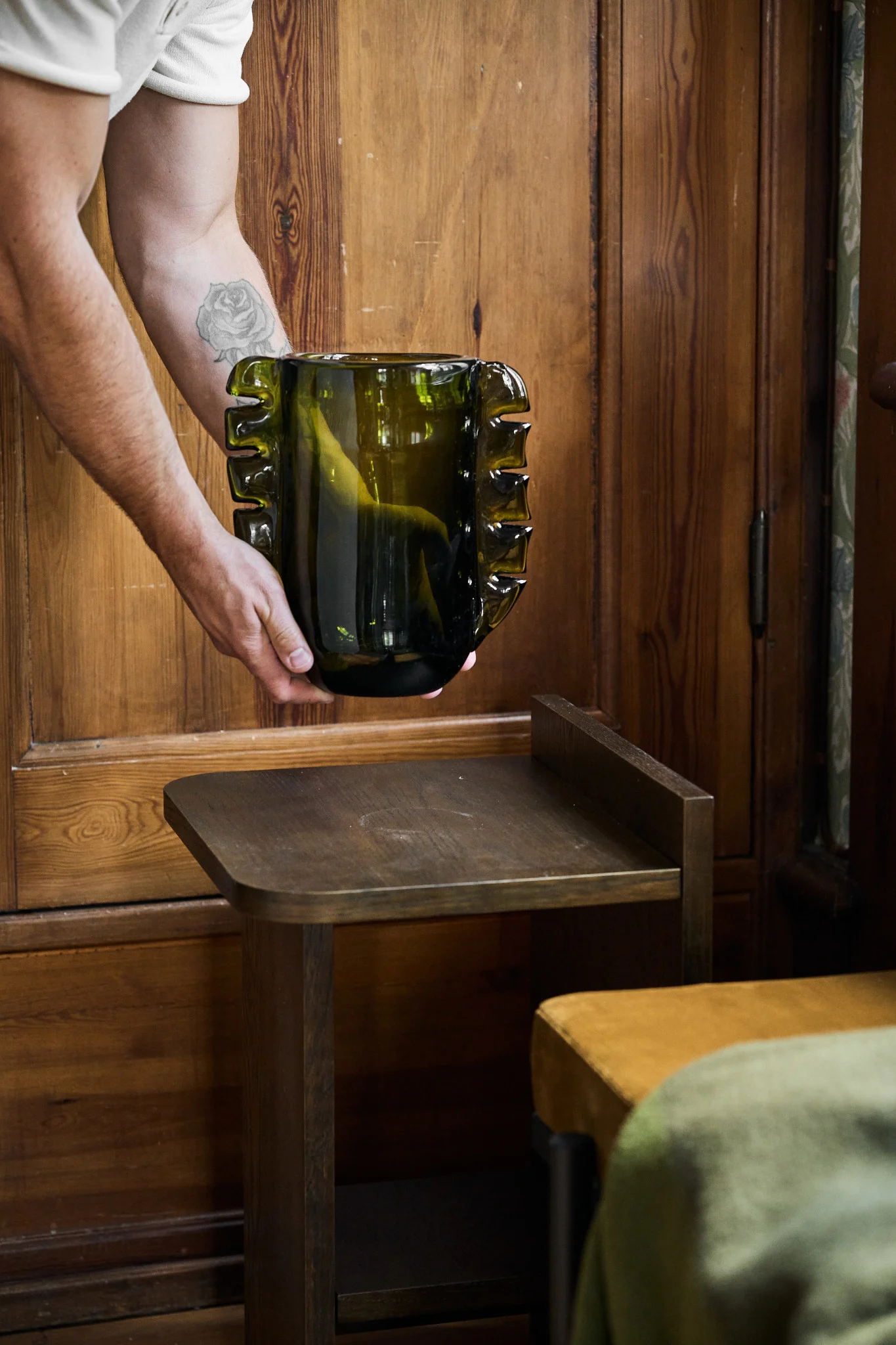 Olivengrøn er en af farvetrendsene til vores interiør i 2025, her kan du se den stablede hylde fra Muuto i olivengrøn.