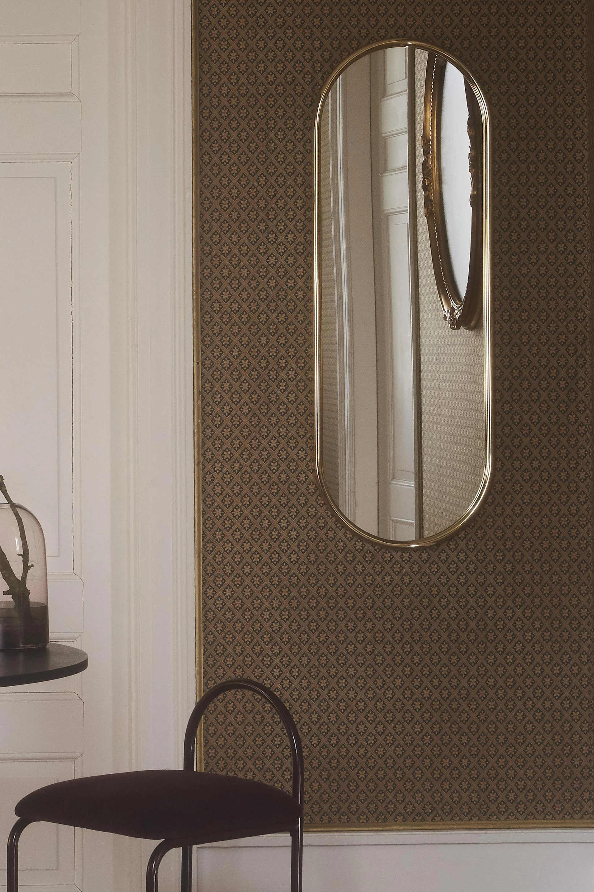 Skab et soveværelse i hotelstil ved hjælp af spejle, der skaber plads og reflekterer lyset. Her ser du det ovale Angui-spejl fra AYTM.