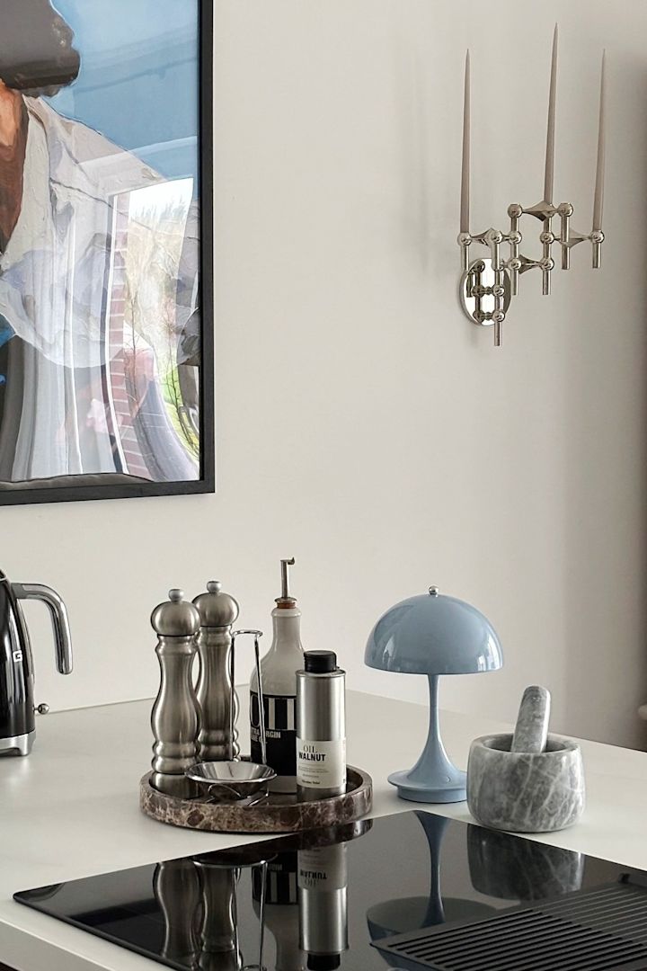 Selv små bordlamper kan være gavnlige for lysstyrken og atmosfæren i dit køkken. Her kan du se den lyseblå Panthella-bordlampe fra Louis Poulsen i @muezihomes meget moderne køkken.