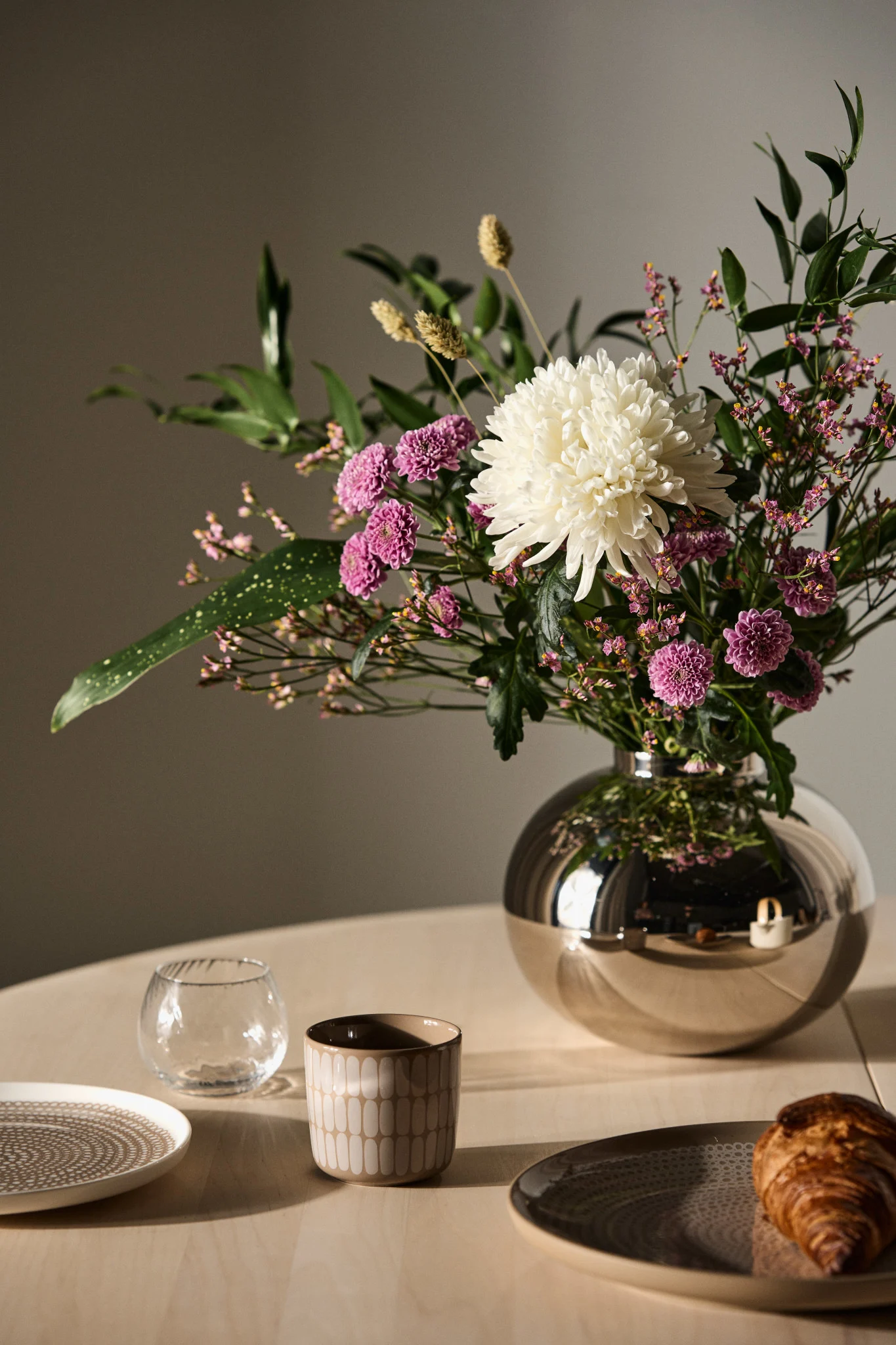 Mors dag-gaver skal helst udtrykke, hvad din mor betyder for dig. Giv hende en hvid og pink buket blomster med en matchende vase, her den sølvfarvede Amico-vase fra Hilke.