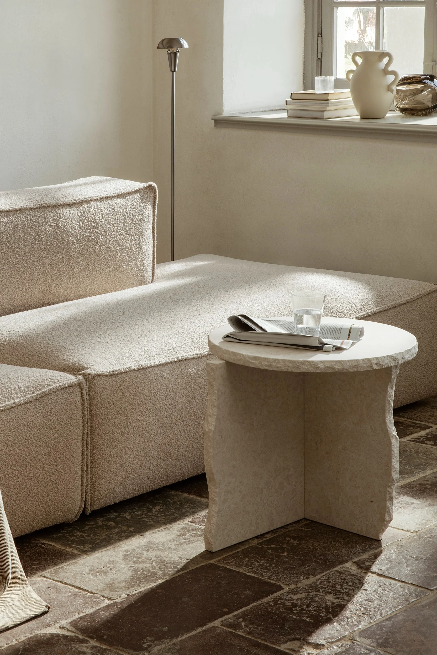 Mineral Sculptural sidebord i marmor fra Ferm Living.