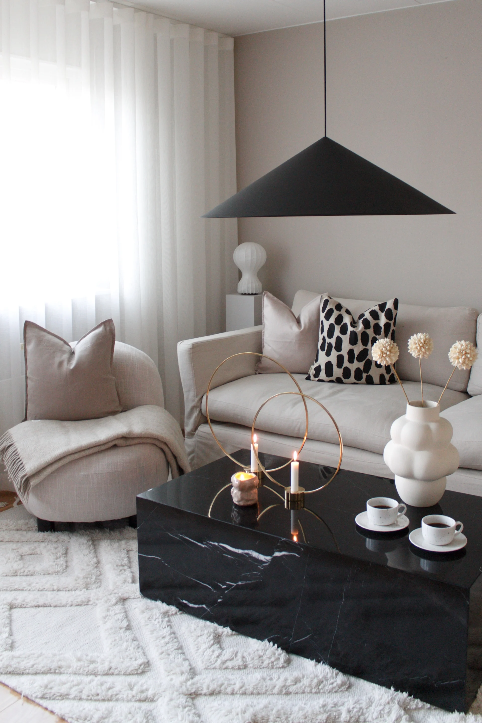 Indret med tæpper - stue - her ses Copenhagen, som er et mønstret uldtæppe fra Classic Collection i elfenbenshvid. Foto: @idasinredning