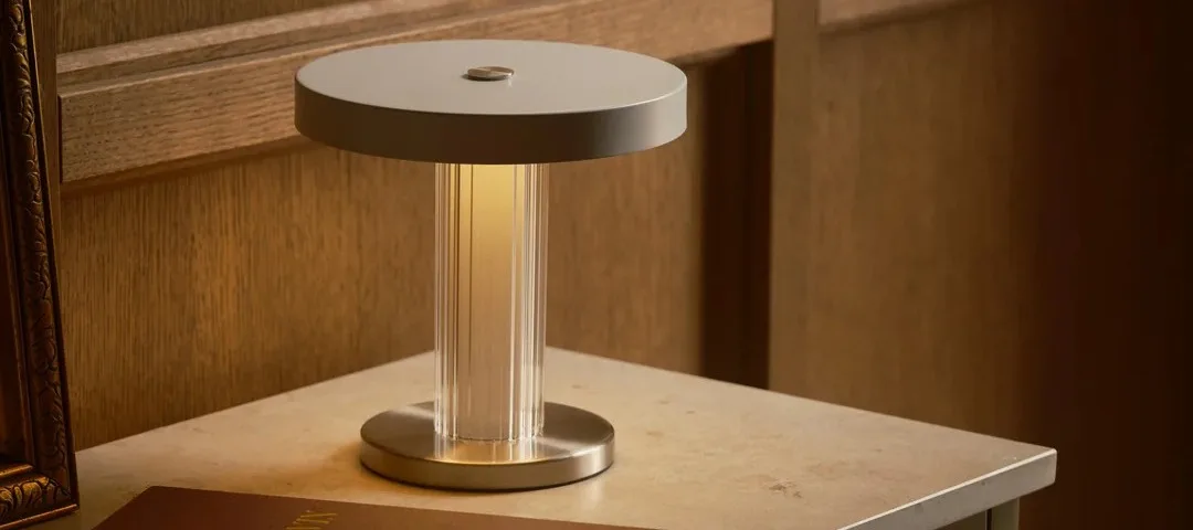 Planlæg belysningen i dit hjem med vores bedste tips, her ser du et børneværelse med flere lyskilder som en lyskæde, en bordlampe og en gulvlampe.