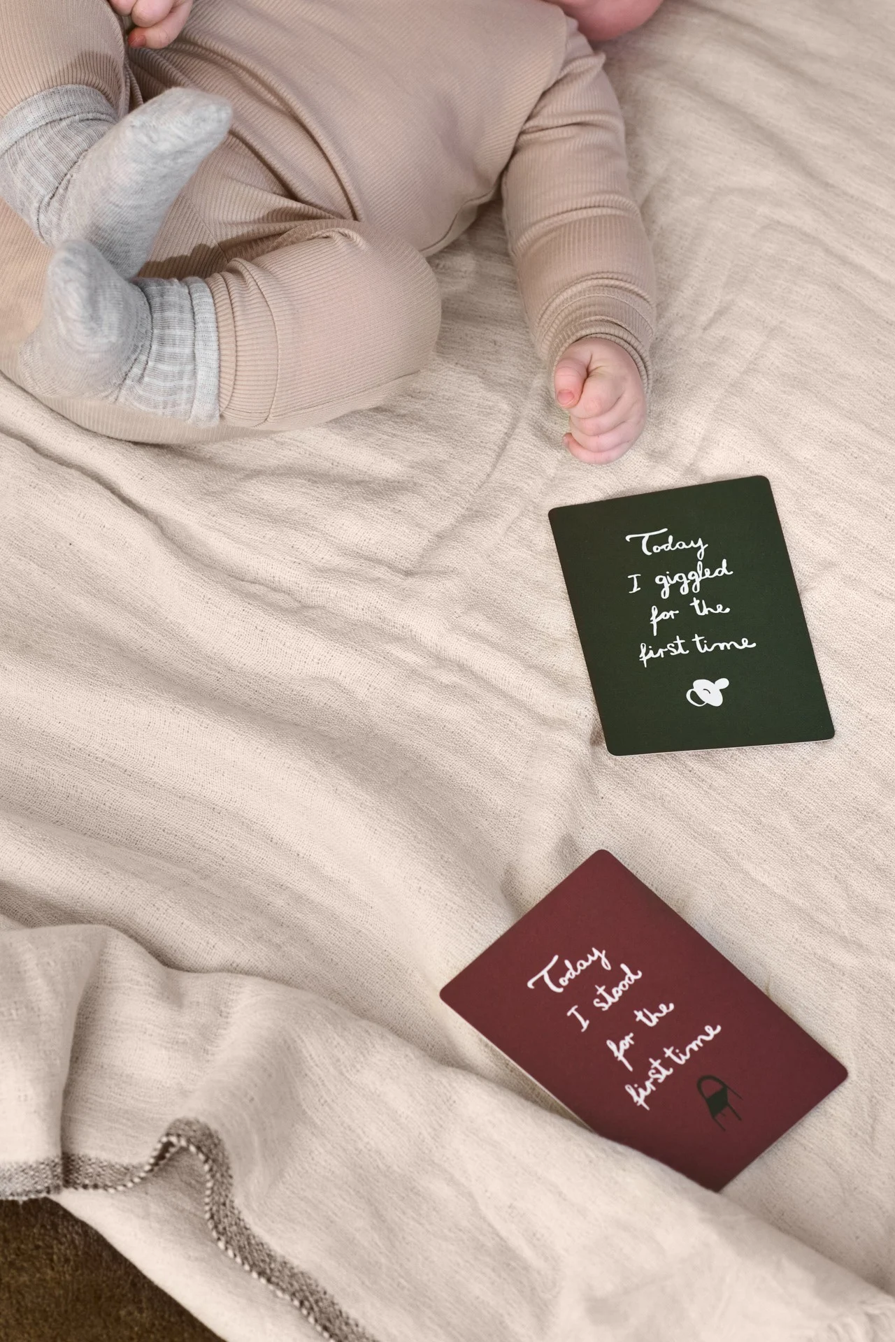 Ved hjælp af mindeæsken fra ferm LIVING kan nybagte forældre samle minder om de første måneder og år af deres barns liv, hvilket gør den til den perfekte babyshower gave.