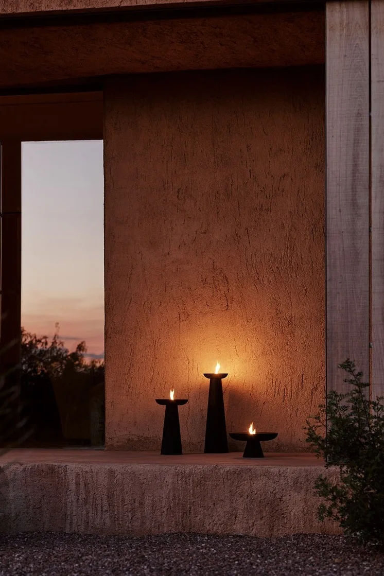 Oplys dit indgangsparti med udendørs lanterner og lygter, og stil Meira-olielanternen fra Audo Copenhagen, som fås i forskellige størrelser, udenfor.