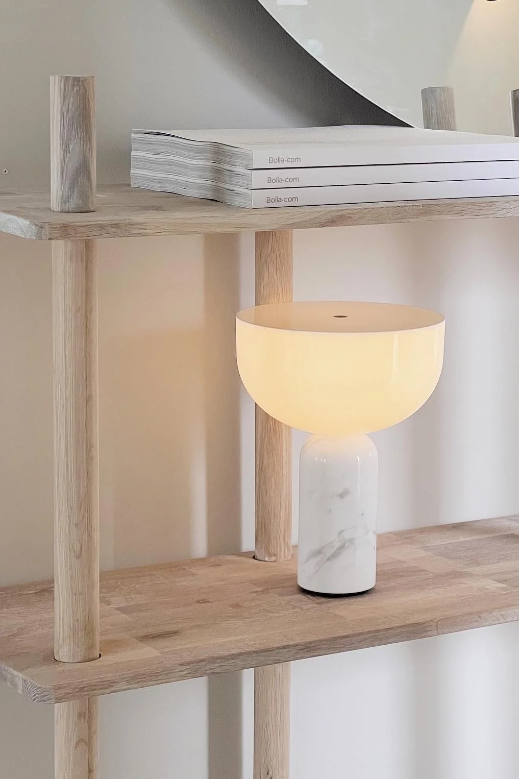 Her kan du se en Kizu-bordlampe fra New Works stå på en lys hylde hjemme hos Instagram-brugeren @ayasinteriorworld.