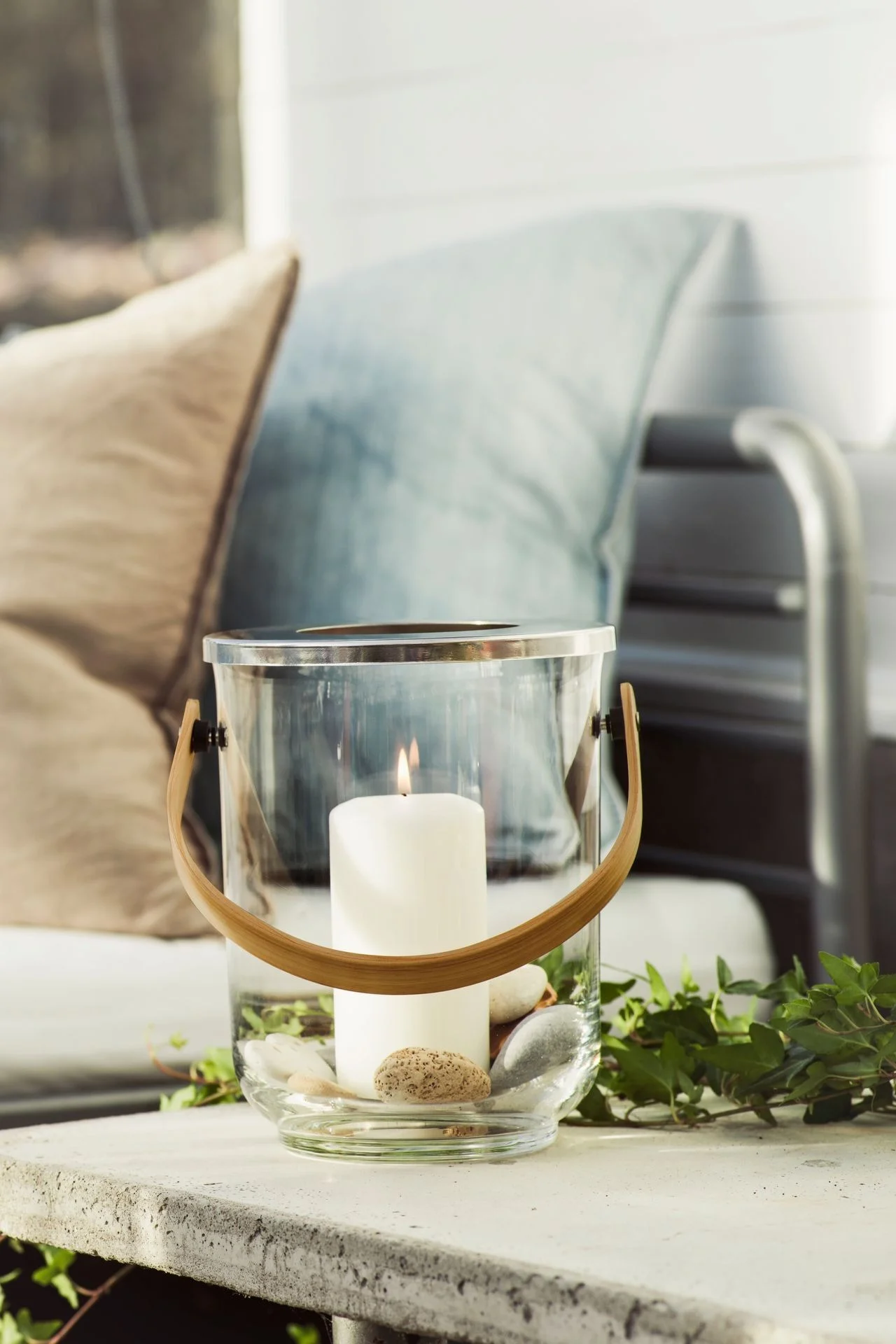 Oplys dit udendørs bord med lanterner og stormlygter til udenfor, for eksempel med Nature-lygten med håndtag fra Sagaform!