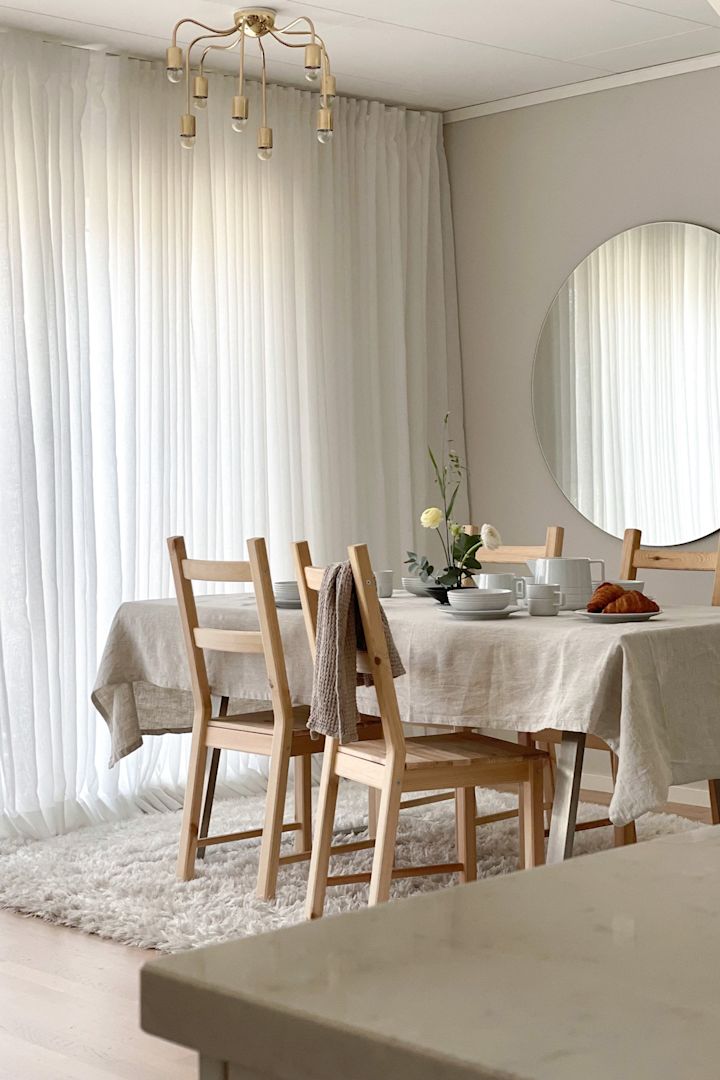 Tæpper til spisestuen: Det hvide Cozy uldtæppe fra Scandi Living er her vist i en spisestue i skandinavisk stil.