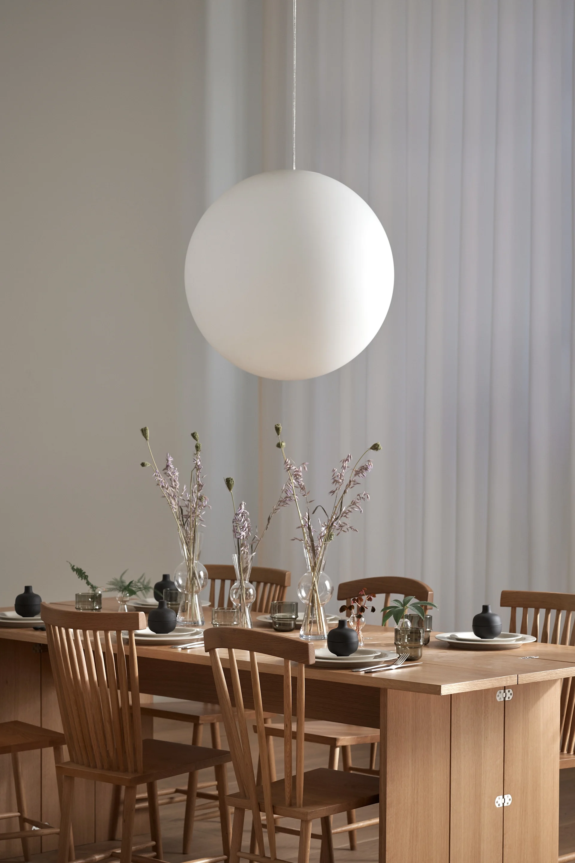 Luna lampen fra Design House Stockholm som hænger over spisebordet.